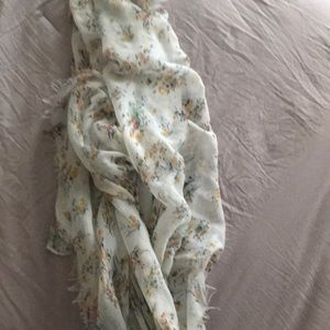 🎉BLACK FRIDAY DEAL 🎉 white floral scarf 🧣